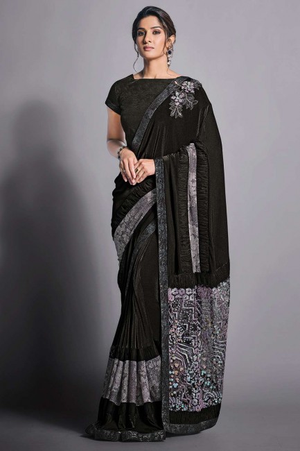 main noire, paillettes, saris de lycra brodé