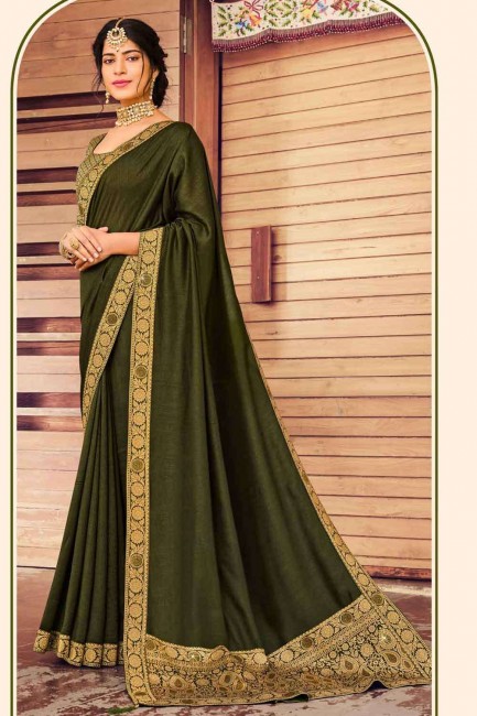sari en soie vert chaume avec bordure en dentelle
