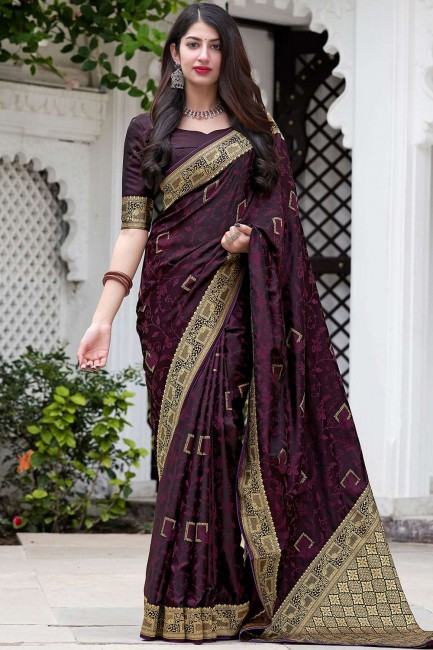 saris violet dans la soie de tissage