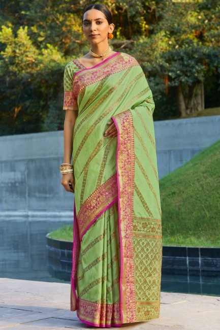 tissage de saris de soie en vert avec chemisier