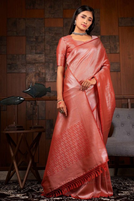 tissage de saris de soie brute en rouge