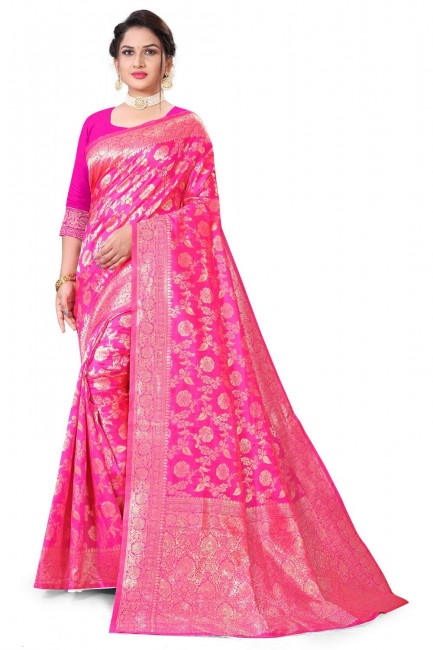 saris rose banarasi dans le tissage de la soie banarasi