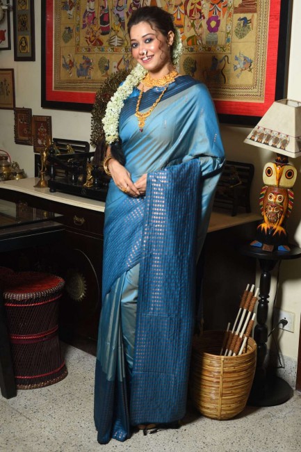 Zari en soie, saris bleu ciel tissé avec chemisier
