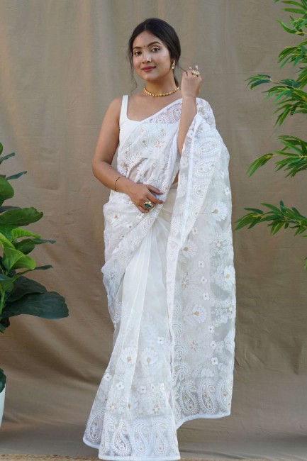 Fil blanc, saris d’organza brodé