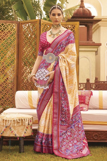 Tissage de sari en soie en chemisier jaune