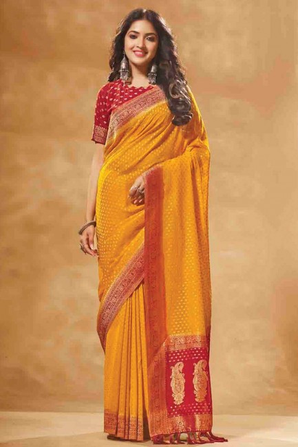 Georgette tissant un sari jaune
