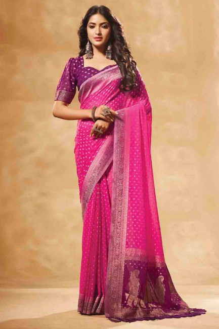 Georgette tissant un sari rose