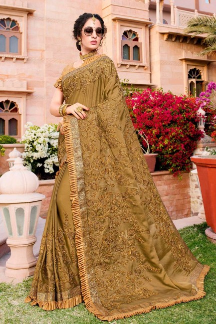 beige brodé, pierre avec sari en soie moti art