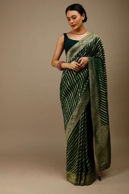 banarasi silk party wear saree avec zari, tissage, bordure en dentelle en vert foncé