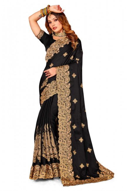zari, brodé, sari en satin à bordure en dentelle en noir avec chemisier