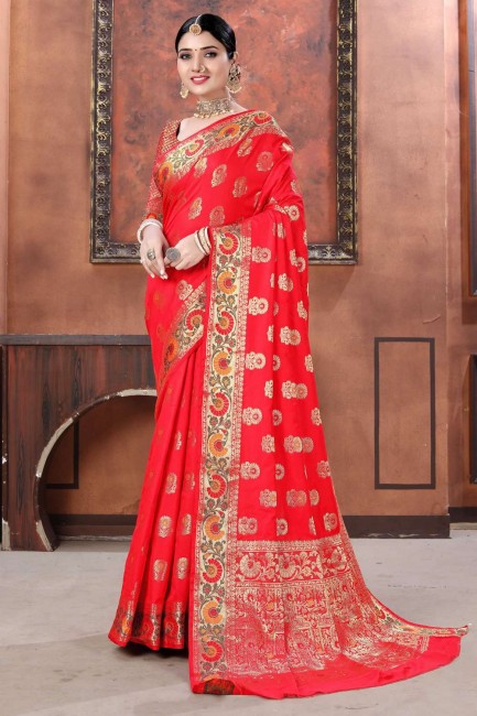 tissage de saris en soie rouge