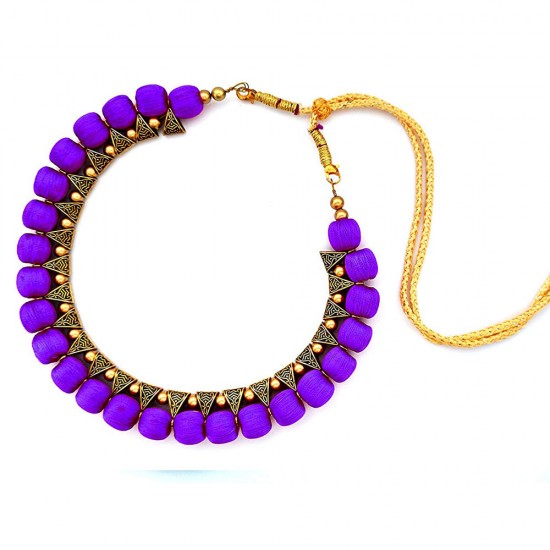 Collier de perles violet fonc