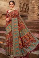 tissage de sari en soie marron avec chemisier