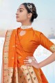 saris banarasi orange avec tissage de soie banarasi