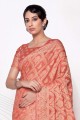 main, tissage saris en coton orange