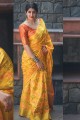 couleur jaune Banarasi sari de soie art