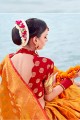 couleur jaune Banarasi sari de soie art