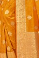 tissage de saris du sud de l’Inde dans de la soie jaune moutarde