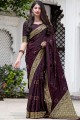 saris violet dans la soie de tissage
