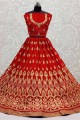 lehenga choli de mariée rouge avec velours brodé