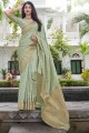 saris vert du sud de l’Inde dans le tissage de la soie