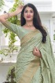 saris vert du sud de l’Inde dans le tissage de la soie