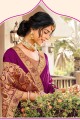 tissage de saris de soie en violet avec chemisier
