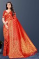 tissage de soie sari du sud de l'Inde en rouge avec chemisier