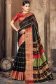tissage de saris de soie en noir avec chemisier