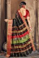 tissage de saris de soie en noir avec chemisier