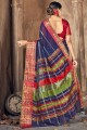 tissage de saris de soie en bleu avec chemisier