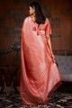 tissage de saris de soie brute en rouge