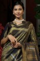 tissage de sari du sud de l'Inde en soie brute en bleu avec chemisier