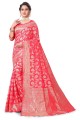 saris rouge banarasi dans le tissage de la soie banarasi