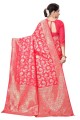 saris rouge banarasi dans le tissage de la soie banarasi