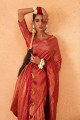 tissage de sari de soie en marron