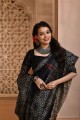 sari noir avec tissage de soie grège