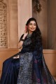 tissage de sari de soie grège en bleu