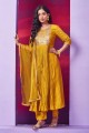 Costume Anarkali en soie Chanderi en jaune avec broderie