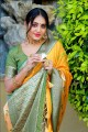 sari en soie banarasi avec zari, fil, tissage en jaune