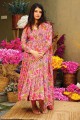 Costume Anarkali en mousseline rose avec impression numérique