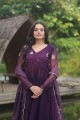 Costume Anarkali brodé violet en fausse georgette