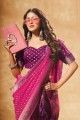 Georgette tissant un sari rose