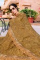 beige brodé, pierre avec sari en soie moti art