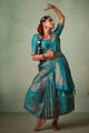 tissage de sari de soie en bleu