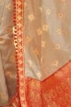 Jacquard gris pâle et sari en soie
