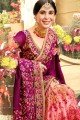 pourpre, filet rose et sari en soie d'art