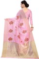 Saris en rose, filet de pêche avec tissage