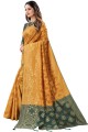 tissage de sari en soie jaune