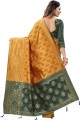 tissage de sari en soie jaune